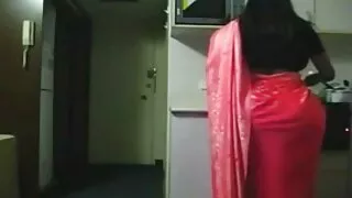लाल अधोवस्त्र मा एक सुडौल केटी को घर हस्तमैथुन