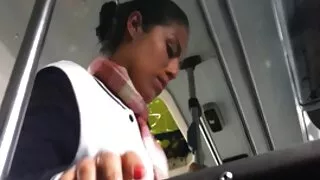 कामुक फोटोशूट मा फर्केर एक मुंडा क्रॉच प्रदर्शन