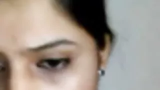 काले अधोवस्त्र मा सुडौल केटी एक काले लिंग को सामने उनको ओठ फैलिन्छ