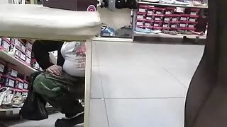 बस्टी स्लट सम्मिलित एक डिल्डो मा उनको गधा मा सही अगाडि को क्यामेरा