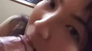 अश्लील अधोवस्त्र मा बहिनी बेडरूम मा उनको भाइ सह खुसी छ